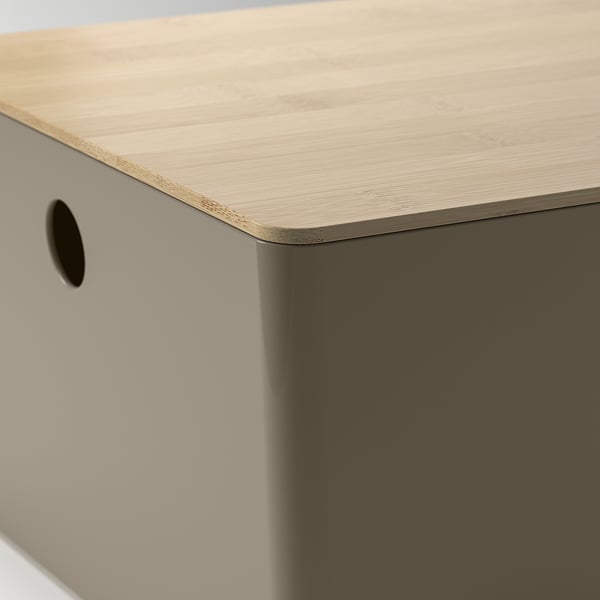 Primer plano de una caja de almacenamiento con tapa de madera, con un diseño elegante y minimalista, perfecta para interiores modernos.