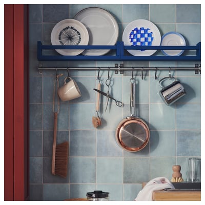 Estante azul KUNGSFORS con platos blancos, tazas para colgar, sartenes y cepillos. Almacenaje de cocina moderno y funcional.