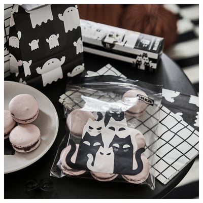 Una bolsa resellable blanca KUSTFYR de ikea con diseños de gatos en blanco y negro.