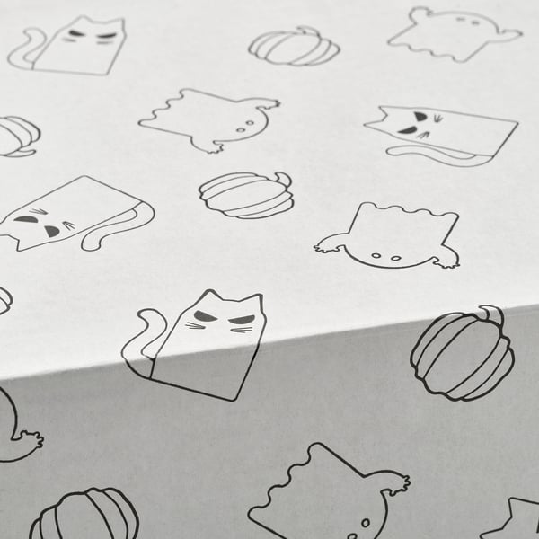Ilustración en blanco y negro de siluetas de gatos y diseños de casas embrujadas sobre un fondo blanco, que muestra detalles intrincados y temas divertidos.