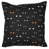 Funda de cojín de gato negro con temática de Halloween, ojos de gato blancos y naranjas sobre tela oscura. Forma cuadrada, material de algodón.