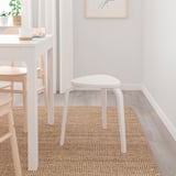 Taburete blanco minimalista, asiento triangular, 3 patas, cabe debajo de la mesa, pequeño, madera clara.