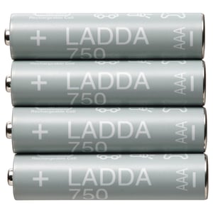Cuatro baterías recargables LADDA 750 grises apiladas ordenadamente, forma cilíndrica, tapa metálica, texto blanco.