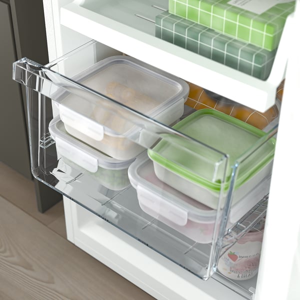 Refrigerador abierto con recipientes transparentes que contienen alimentos en estantes y cajones.