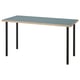 Un escritorio LAGKAPTEN azul con patas de metal negro. El tablero de la mesa tiene un borde elegante y un relleno de papel de nido de abeja.