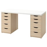 Un escritorio LAGKAPTEN de ikea en color blanco con cajones de madera. Es compacto, rectangular y con cuatro cajones a cada lado para el almacenamiento.