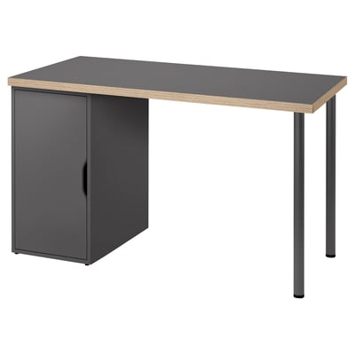 Escritorio moderno gris con borde de madera, armario gris, patas metálicas.