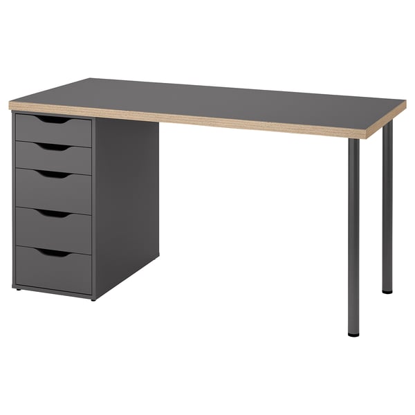 Moderno escritorio gris con cuatro cajones, elegantes manijas y patas metálicas. Diseña una mezcla de tonos grises y madera, ideal para una oficina en casa.