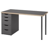 Moderno escritorio gris con cuatro cajones, elegantes manijas y patas metálicas. Diseña una mezcla de tonos grises y madera, ideal para una oficina en casa.
