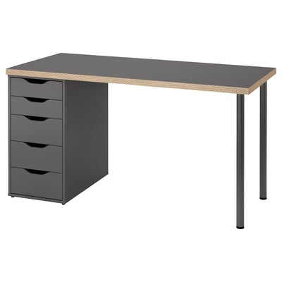 Moderno escritorio gris con cuatro cajones, elegantes manijas y patas metálicas. Diseña una mezcla de tonos grises y madera, ideal para una oficina en casa.