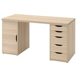 Escritorio LAGKAPTEN de madera clara, roble claro, rectangular, diseño sencillo con cajones y armario.