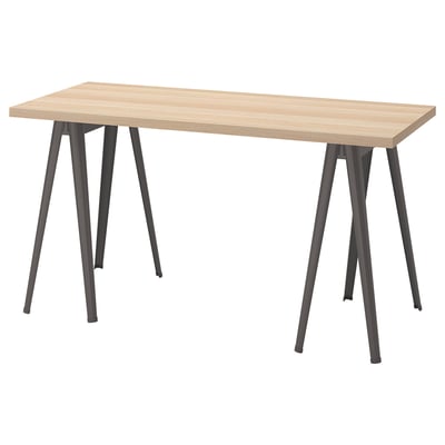 Mesa LAGKAPTEN. Tapa de madera clara, patas de metal negro. Diseño rectangular y moderno.