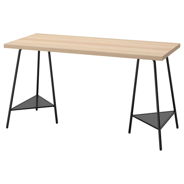 Un escritorio LAGKAPTEN con tapa de madera clara y patas de metal negro, con un diseño minimalista y moderno con bases triangulares.