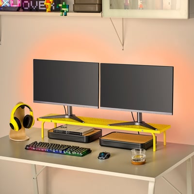 El soporte para monitor doble eleva las pantallas a la altura de los ojos, lo que ayuda a la postura. A continuación, el teclado, el ratón y los auriculares encajan perfectamente, maximizando el espacio del escritorio.