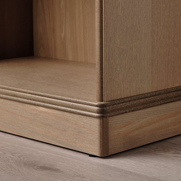 Un primer plano de un rincón de estantería de madera robusto y bien acabado, que muestra su artesanía de alta calidad y su textura suave.