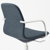 Silla de oficina moderna con tela azul oscuro, reposabrazos ajustables y base blanca. Diseñado para brindar comodidad y soporte.