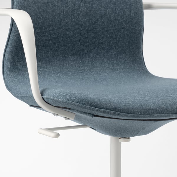 Una silla de oficina moderna con altura ajustable, reposabrazos y soporte lumbar. Asiento y respaldo de tela gris, estructura blanca.