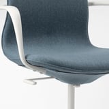 Una silla de oficina moderna con asiento y respaldo de tela azul, reposabrazos blancos y asiento ajustable en altura para mayor comodidad.