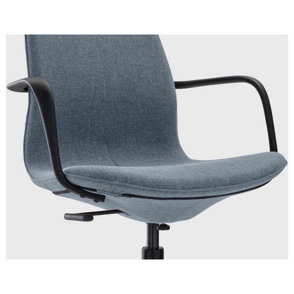 Silla de oficina gris con reposabrazos negros y asiento regulable en altura.