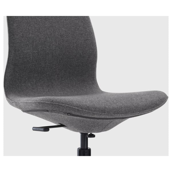 Silla de oficina gris con asiento regulable en altura y soporte lumbar.