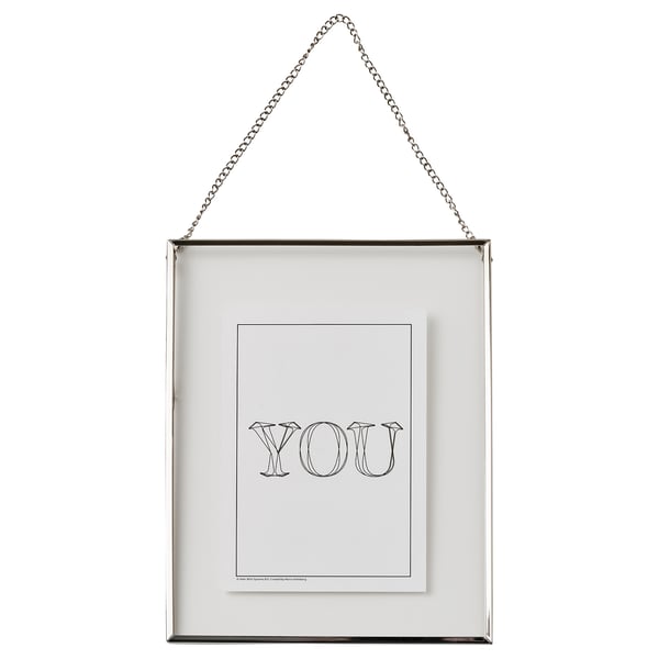 Portafotos con marco transparente y cadena, que muestra sus obras de arte en negro. Diseño elegante y cuadrado con estilo minimalista.