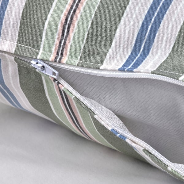 Funda de cojín a rayas con detalle de cremallera, fabricada con materiales reciclados.