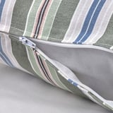 Funda de cojín a rayas con detalle de cremallera, fabricada con materiales reciclados.