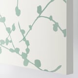 Obras de arte ilustrativas en muebles, tonos menta, base blanca, decoración sutil.