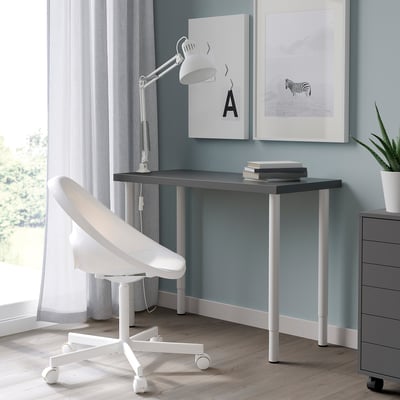 Oficina en casa moderna: escritorio LINNMON gris, lámpara blanca, pared azul, arte.