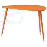 Mesa auxiliar de color naranja brillante con tapa curva con tres patas en ángulo, tapas de latón, diseño inspirado en la década de 1950.
