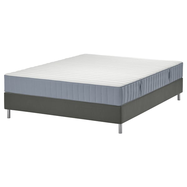 Juego de colchón y base LYNGÖR. Gris, rectangular, con motivos acolchados y patas metálicas. Zonas de confort y bordes reforzados.