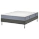 Cama LYNGÖR con base gris y colchón blanco. Diseño rectangular y moderno con listones planos y muelles ensacados para mayor comodidad.