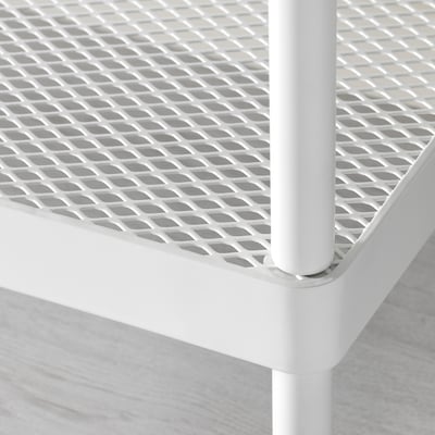 Mesa de estantería de metal blanco con dos niveles. Diseño elegante, forma rectangular, ideal para el almacenamiento.