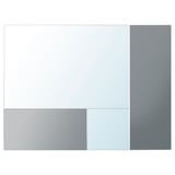 Paneles rectangulares de vidrio gris, de diferentes tonalidades, montados sobre una pared blanca.