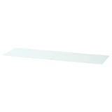 Un estante de vidrio transparente, rectangular y delgado, ideal para colocar encima de los muebles.