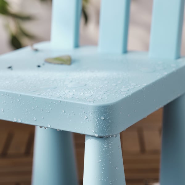 Mesa infantil azul claro con gotas de agua, ideal para jugar al aire libre y de fácil limpieza.