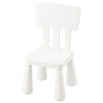 Una silla infantil MAMMUT blanca, fabricada en plástico duradero, con una forma sencilla y cuadrada y un diseño robusto, apta tanto para uso en interiores como en exteriores.