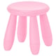 Un taburete MAMMUT de color rosa brillante fabricado en plástico de polipropileno. Es redondo, ligero y apto tanto para uso en interiores como en exteriores con protección UV.