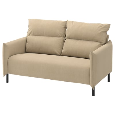 Un loveseat MANNARP beige con diseño moderno, hecho de algodón reciclado y poliéster. Es una cubierta extraíble y patas metálicas.