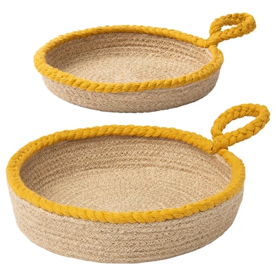 Dos cuencos redondos de yute natural con borde y asa de cuerda amarilla, tejidos de forma natural.