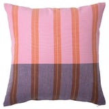 Una funda de cojín rectangular MÄVINN en rayas rosas y naranjas con fondo azul, tejida a mano en algodón.