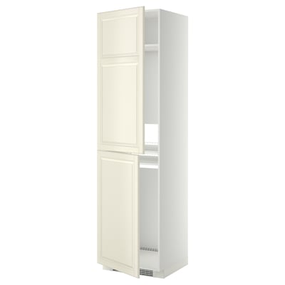 Exhibe un mueble de cocina METOD de color blanquecino con bordes biselados y estantes ajustables.