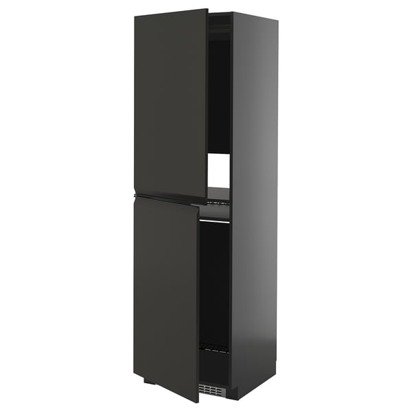 Moderno juego de armarios de cocina negros con puertas elegantes y tiradores integrados.