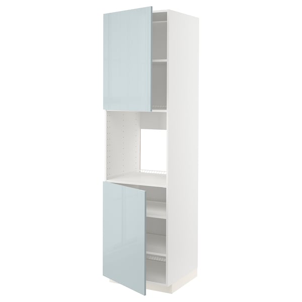 Un mueble alto blanco con puertas de cristal azul claro, que forma parte del sistema de cocina METOD, con estantes ajustables.