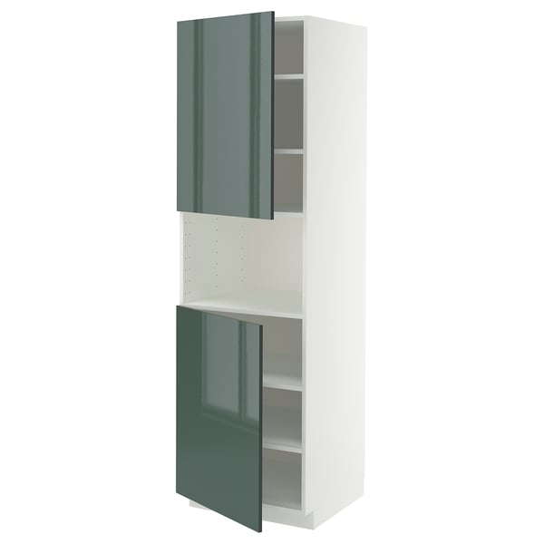 Moderno mueble de cocina alto blanco con puertas verdes de alto brillo.