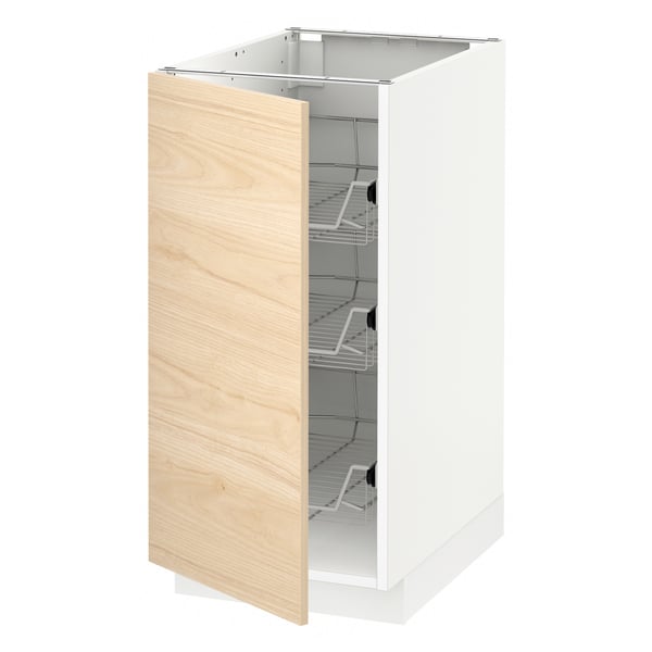 Mueble de cocina METOD de Ikea en color blanco con puerta de fresno claro, con tres estantes de alambre.