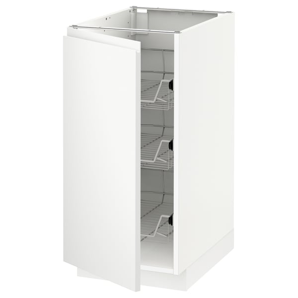 Un mueble de cocina METOD blanco con tres estantes de alambre y una puerta abatible.