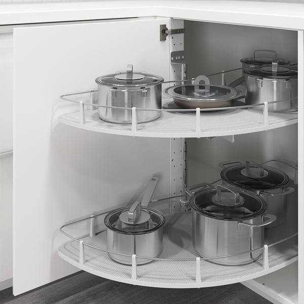 Mueble de esquina de cocina con estantes extraíbles que sostienen ollas, maximizando el espacio y el acceso.