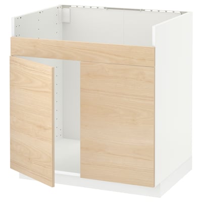 Mueble de cocina de madera blanca METOD con puertas de fresno claro.