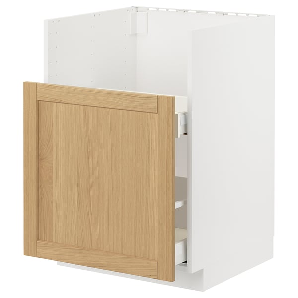 Un mueble de cocina METOD blanco con puerta de madera en acabado roble claro, de diseño clásico y bordes biselados.